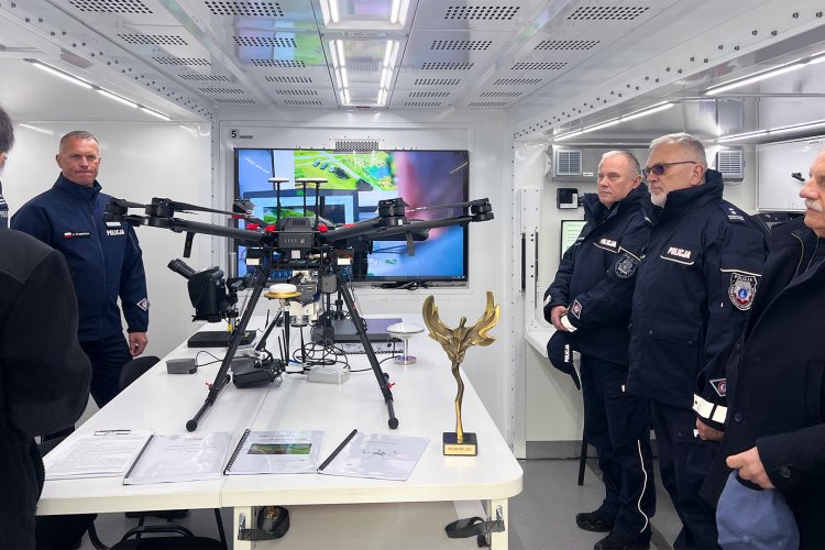Na zdjęciu wnętrze Mobilnej Platformy Kryminalistycznej oraz zwiedzający to wnętrze ludzie - przedstawiciele policji