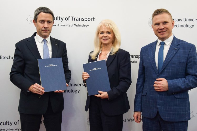 Na zdjęciu Piotr Wyborski, prof. dr hab. inż. Marianna Jacyna, dr inż. Maciej Kaczorek