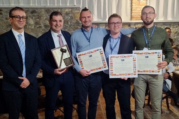 Na zdjęciu zwycięska drużyna z dyplomami