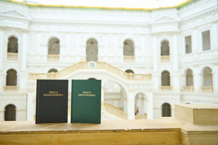 Na zdjęciu: praca inżynierska i praca magisterska na tle Dużej Auli w Gmachu Głównym PW