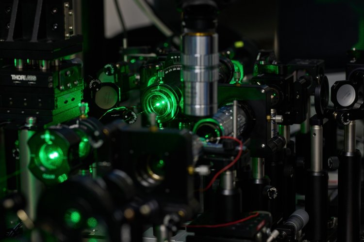 Na zdjęciu specjalistyczny sprzęt w jednym z laboratoriów na Wydziale Fizyki PW