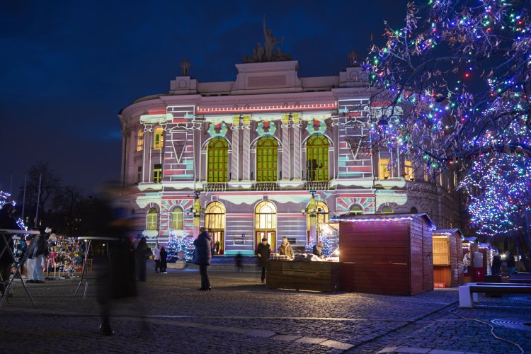 Na zdjęciu Gmach Główny w świątecznej iluminacji 
