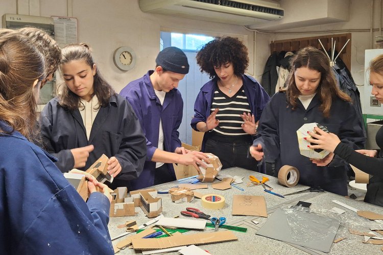 Na zdjęciu grupa studentów przy stole podczas pracy z betonem architektonicznym