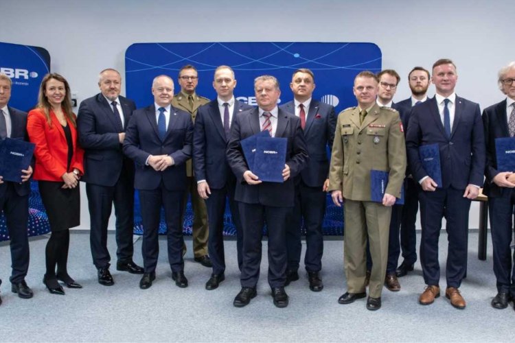 Na zdjęciu przedstawiciele ministerstw, NCBR i instytucji, które otrzymały finansowanie z programu PERUN