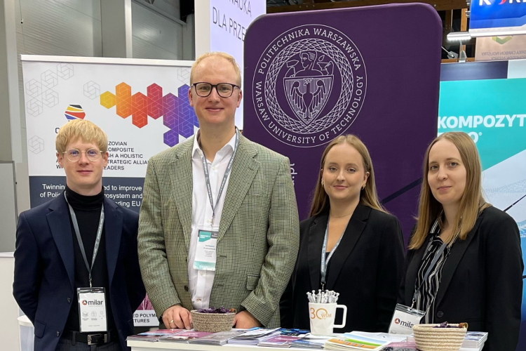 Na zdjęciu czworo naukowców z PW stoi przy stanowisku podczas KOMPOZYT EXPO 2024