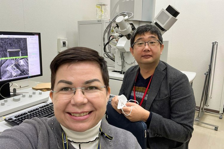 Na zdjęciu dr hab. inż. Anna Dobkowska w laboratorium podczas pobytu w Kumamoto University w Japonii