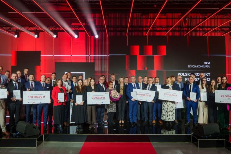 Na zdjęciu: laureaci konkursu PARP na scenie