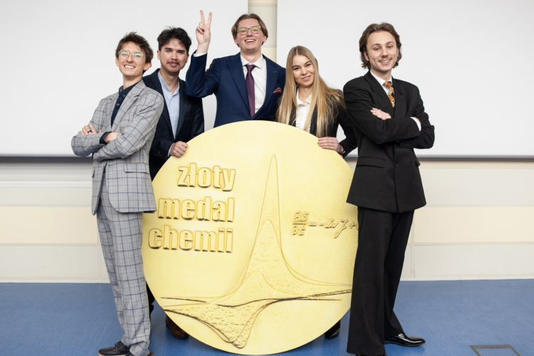 Zdjęcie przedstawia laureatów konkursu Złoty Medal Chemii 