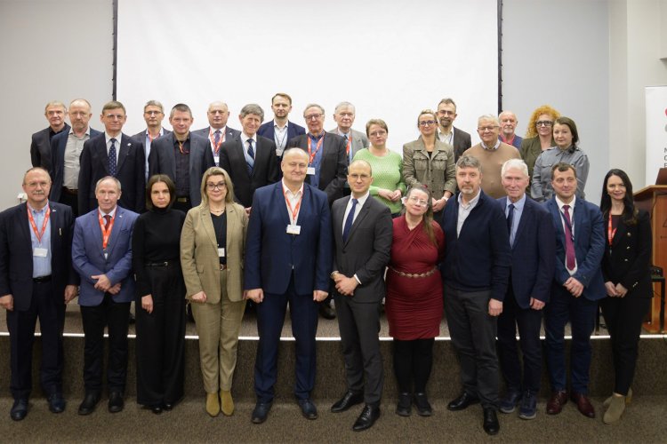 Na zdjęciu grupa stojących osób: członkowie Rady Naukowej NCBJ kadencji 2025-2029