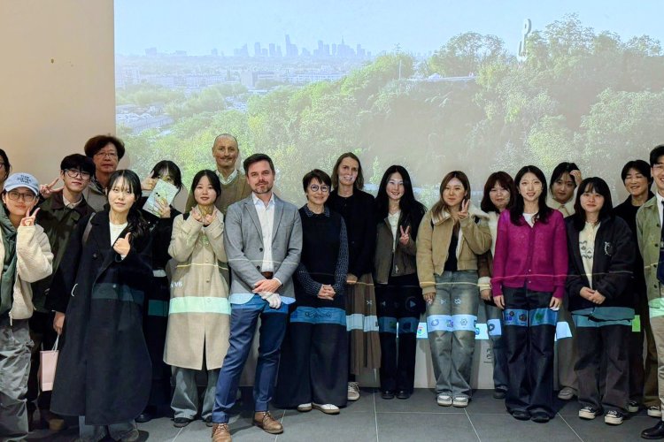 Na zdjęciu grupa osób, w tym archtekci z Polski, z wizytą na Seulskim Uniwersytecie Narodowym