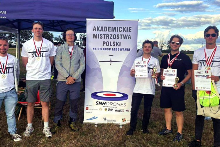 Na zdjęciu: studenci PW na podium XVIII Akademickich Mistrzostw Polski na Celność Lądowania