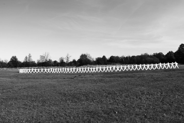 Na zdjęciu studenci w przestrzeni przebrani w białe kombinezony