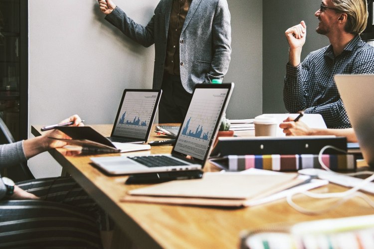 Na zdjęciu grupa osób przy stole podczas spotkania