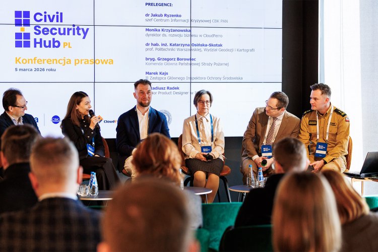 Na zdjęciu sześć osób na scenie oraz słuchacze podczas konferencji prasowej na temat projektu Civil Security Hub Poland 