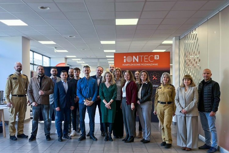 Na zdjęciu zespół realizujący projekt „System bezpieczeństwa przeciwpożarowego dla przydomowego magazynu energii elektrycznej”