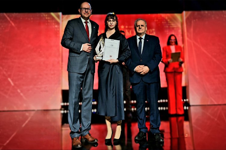 Na zdjęciu Paulina Jarema oraz Burmistrz Biskupca Kamil Kozłowski i Wicewojewoda Warmińsko-Mazurski Zbigniew Szczypiński