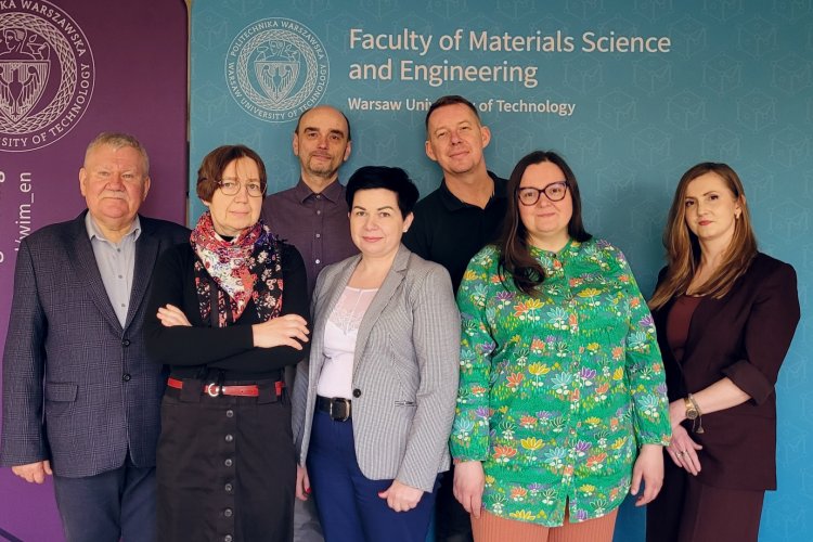 Na zdjęciu grupa naukowców z Wydziału Inżynierii Materiałowej zajmujących się tematami korozyjnymi