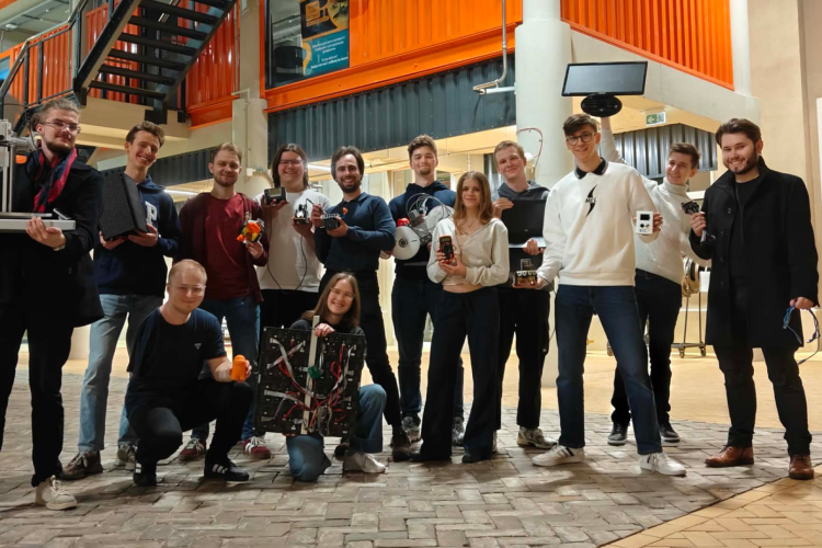 Zdjęcie przedstawia członków koła naukowego Zrób To Sam