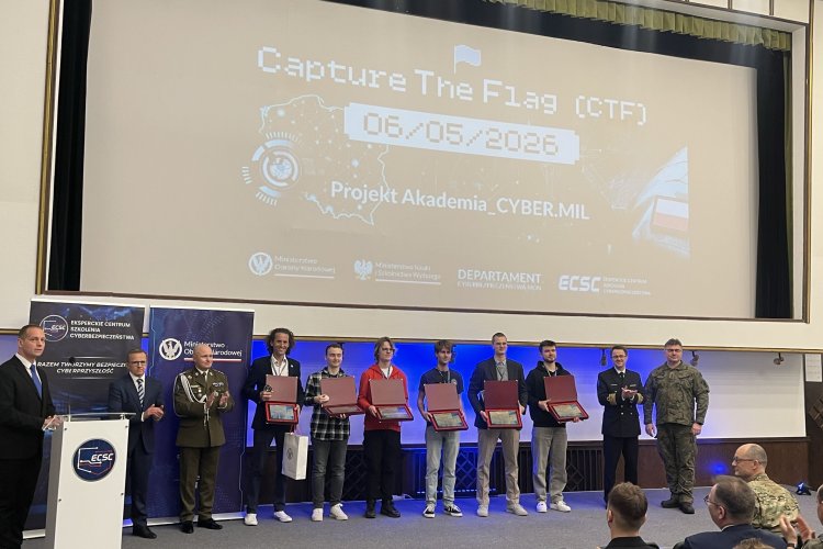 Studenci odbierają nagrody na scenie