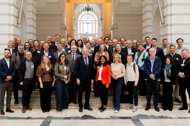 Na zdjęciu przedstawiciele Politechniki Warszawskiej oraz delegacji austriackich instytutów badawczych i ministerstw