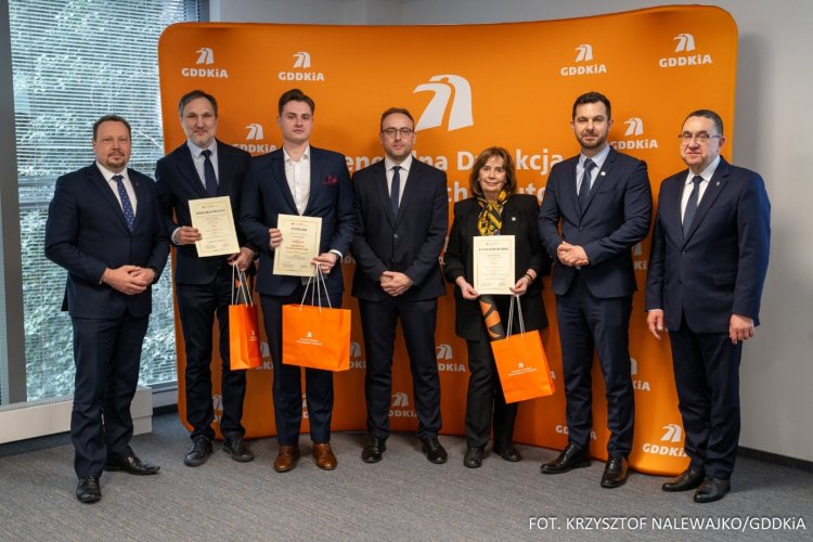 Od lewej: Piotr Kurkowski (p.o. Zastępcy Generalnego Dyrektora GDDKiA), dr hab. inż. Grzegorz Kacprzak (Promotor pracy), inż. Piotr Derlacz, Daniel Kosiński (Dyrektor Generalny Urzędu), prof dr. hab. inż. Anna Siemińska-Lewandowska, (Promotor pracy), Paweł Woźniak (p.o. Generalnego Dyrektora GDDKiA), dr hab. inż. Janusz Bohatkiewicz (Przewodniczący Kapituły Konkursowej)