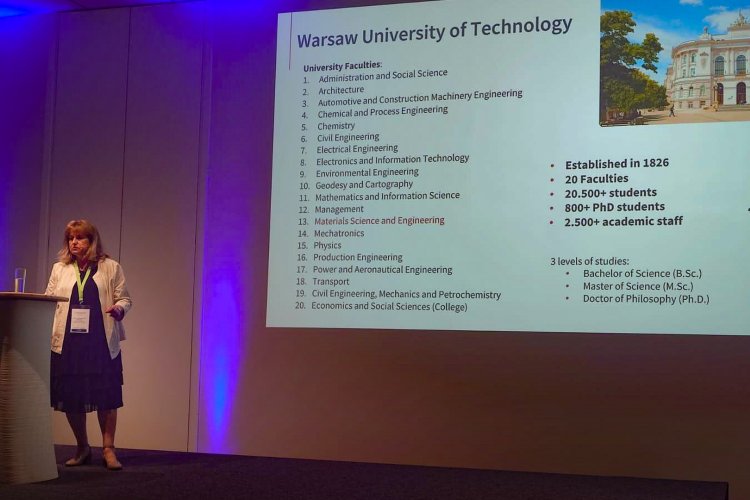 Na zdjęciu prof. Anna Boczkowska podczas prezentacji „Synergies and Additional Value Through Interdisciplinary and International Cooperation of Universities of Technology”