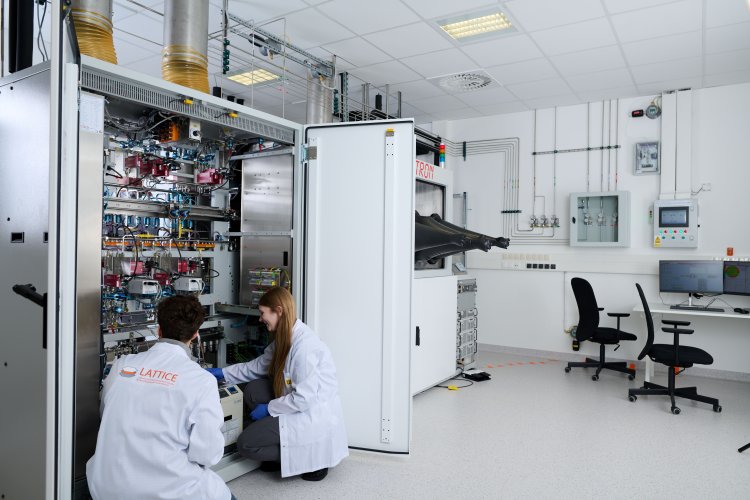 Naukowcy pracują w laboratorium