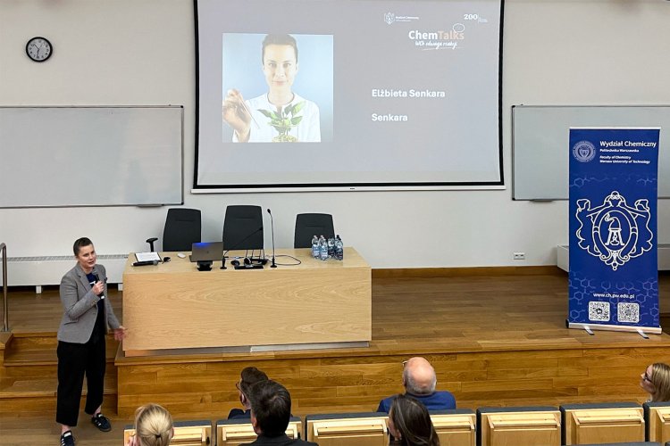 Na zdjęciu Elżbieta Senkara podczas prezentacji w auli. W tle ekran