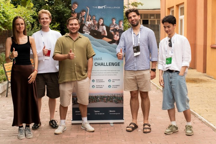 Na zdjęciu pięć osób: reprezentanci Politechniki Warszawskiej stoją na tle roll-upu podczas „The BIM Challenge”