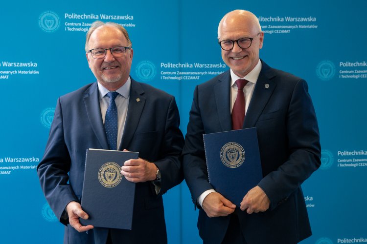 Na zdjęciu Rektor PW prof. Krzysztof Zaremba i Rektor WUM-u prof. Rafał Krenke stoją na tle niebieskiej ścianki
