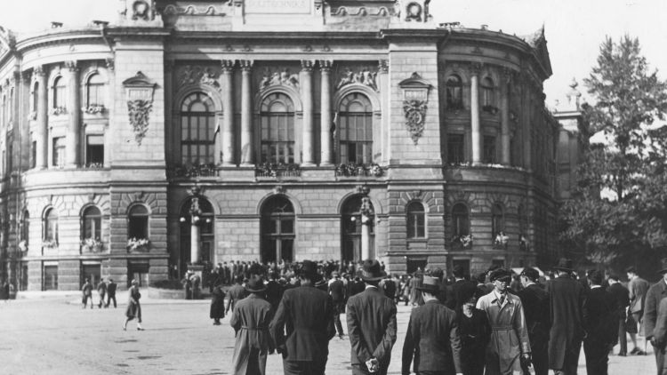 Na zdjęciu studenci przed Gmachem Głównym PW