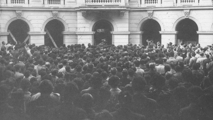 Na zdjęciu ludzie w Gmachu Głównym PW podczas inauguracji roku akademickiego 1947/1948