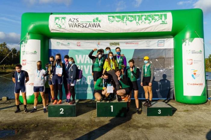 Zdjęcie wioślarzy na podium zawodów