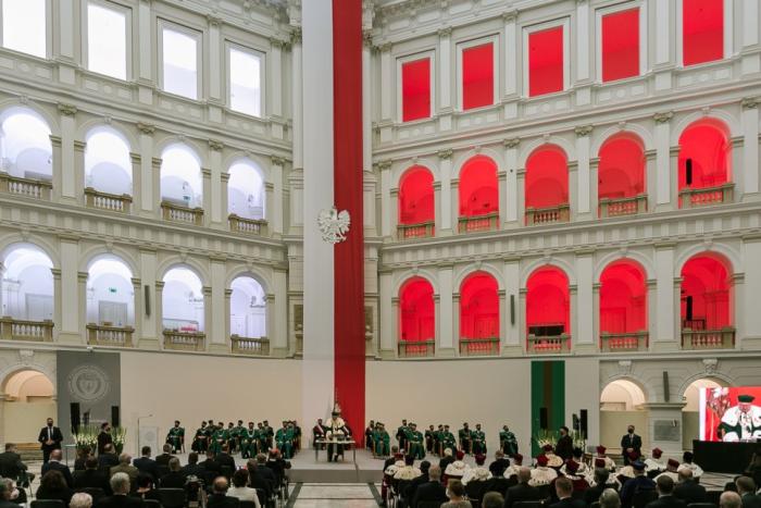 Zdjęcie uczestników inauguracji nowego roku akademickiego w Dużej Auli w Gmachu Głównym Politechniki Warszawskiej