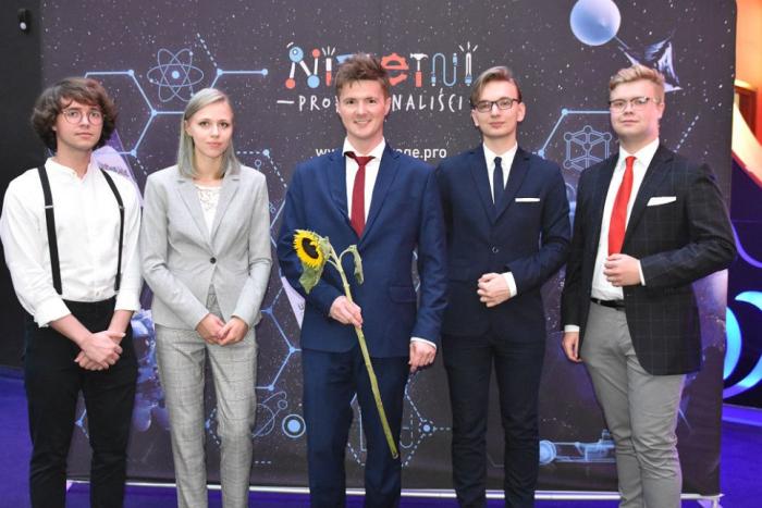 Reprezentanci Studenckiego Koła Astronautycznego z Grzegorzem Daszykowskim z zespołem PW-Sat2