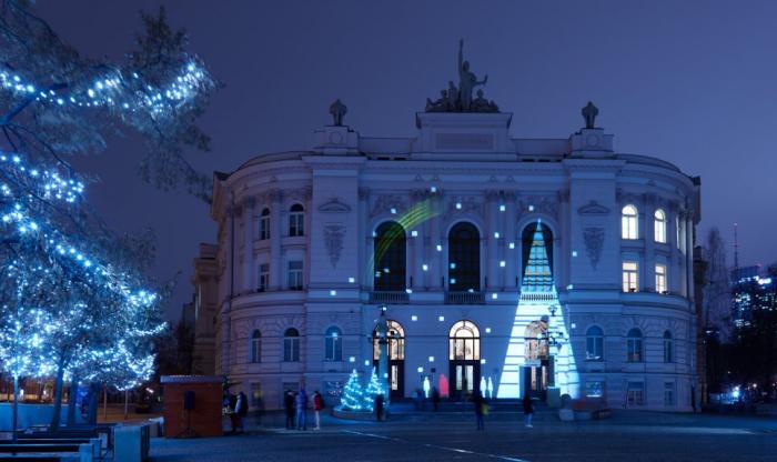 Zdjęcie świątecznej iluminacji Gmachu Głównego Politechniki Warszawskiej