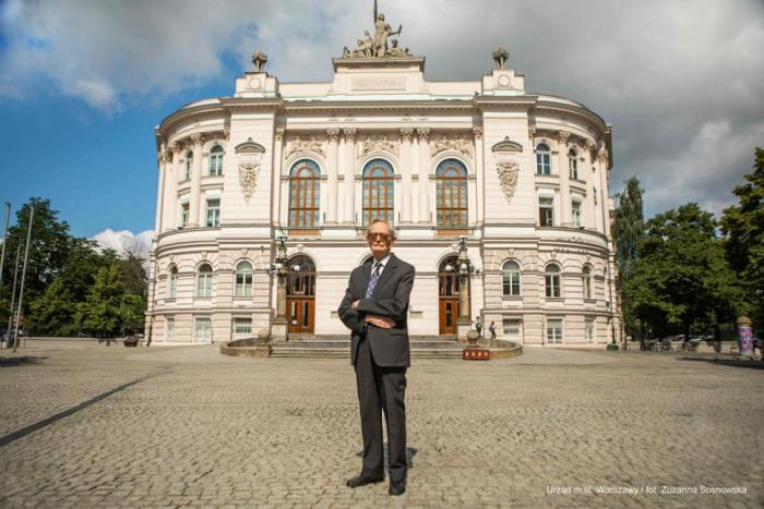 Zdjęcie prof. Władysława Findeisena przed Gmachem Głównym Politechniki Warszawskiej