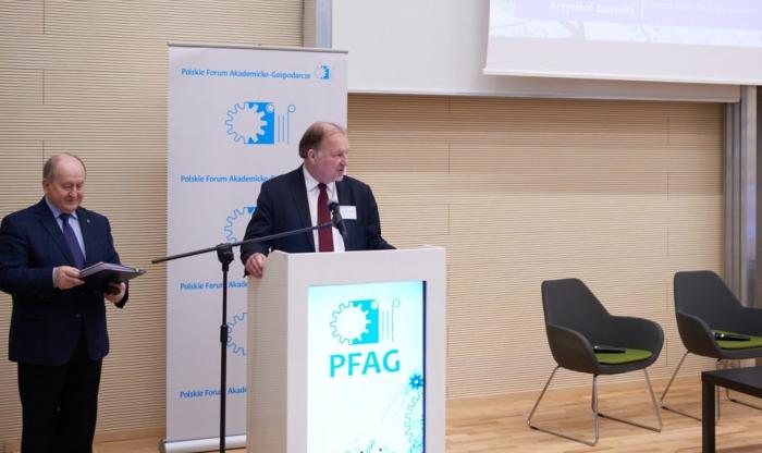 Zdjęcie przemawiającego Rektora PW prof. Krzysztofa Zaremby i Krzysztofa Pietraszkiewicza