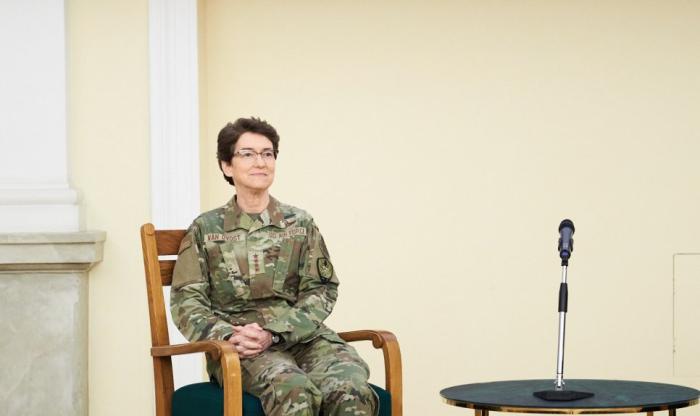 Zdjęcie Generał Jacqueline Van Ovost podczas spotkania