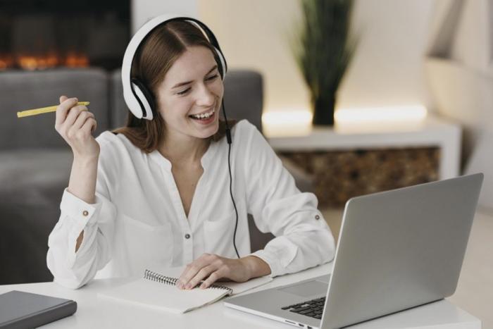 Zdjęcie kobiety przed ekranem laptopa