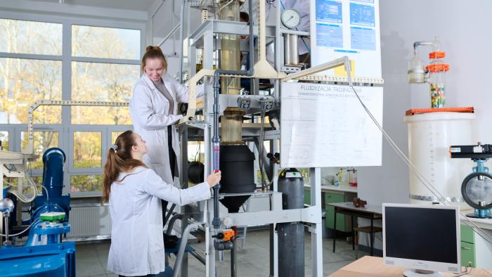 Na zdjęciu dwie kobiety w laboratorium