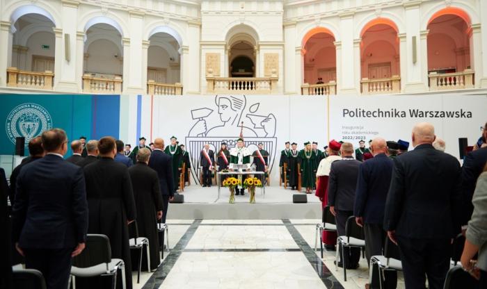 Zdjęcie uczestników inauguracji w Dużej Auli w Gmachu Głównym Politechniki Warszawskiej