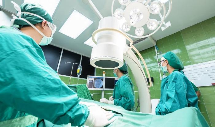 Zdjęcie personelu medycznego podczas operacji 