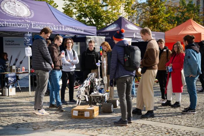 Zdjęcie studentów stojących przy łaziku marsjańskim