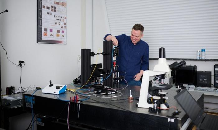 Prof. Maciej Trusiak w laboratorium 