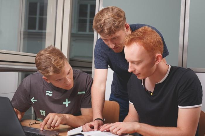 Zdjęcie studentów w czasie nauki