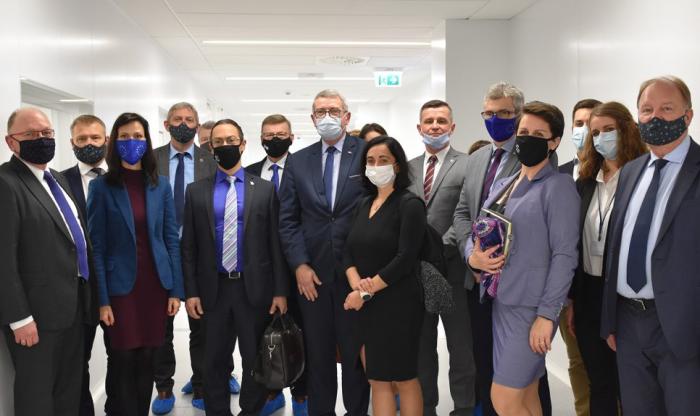 Komisarz Mariya Gabriel i uczestnicy spotkania w centrum CEZAMAT
