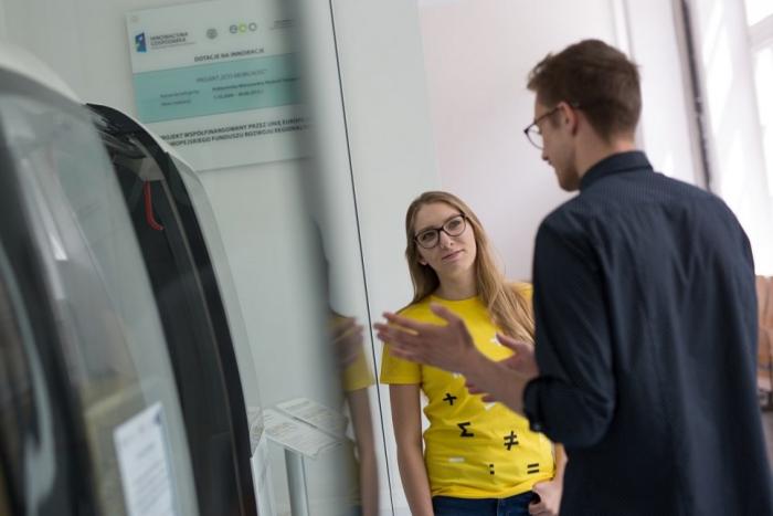 Zdięcie dwóch rozmawiających ze sobą osób