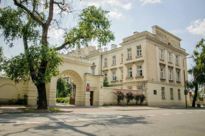 Zdjęcie budynku Szkoły Biznesu Politechniki Warszawskiej