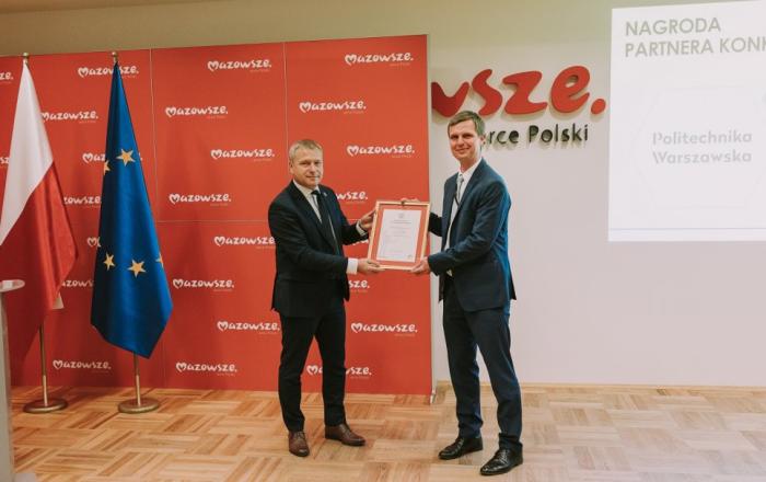Prorektor ds. Rozwoju prof. Adam Woźniak i dr hab. inż. Piotr Samczyński, prof. PW